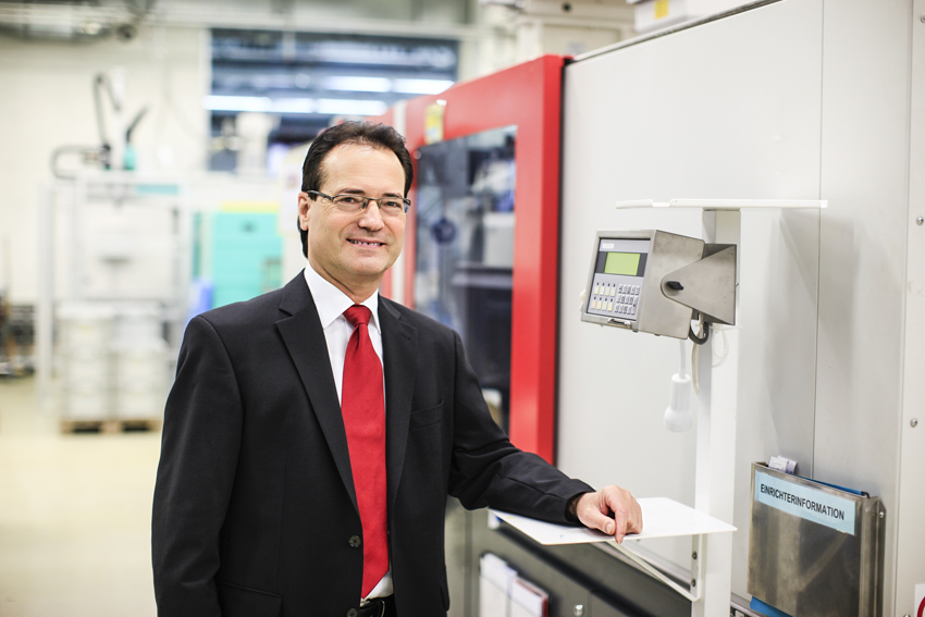 Andreas Reiling, Geschäftsführer der ProSeS BDE GmbH, neben einem ProBDE-Terminal in einer Produktion